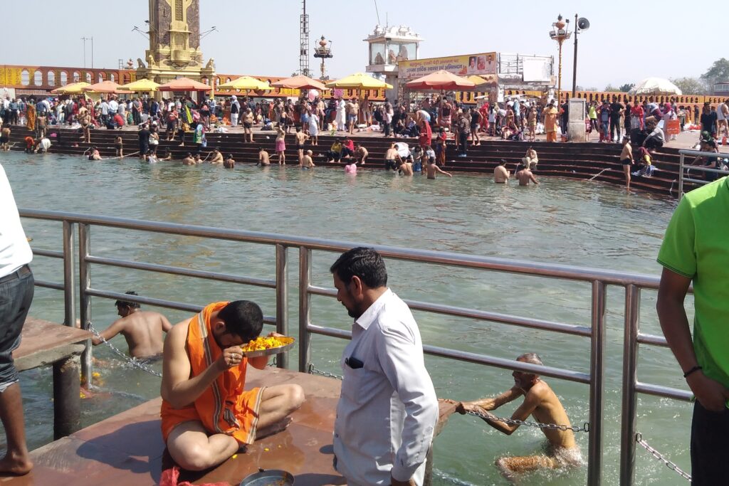 Priests performing rituals at Har Ki Pauri