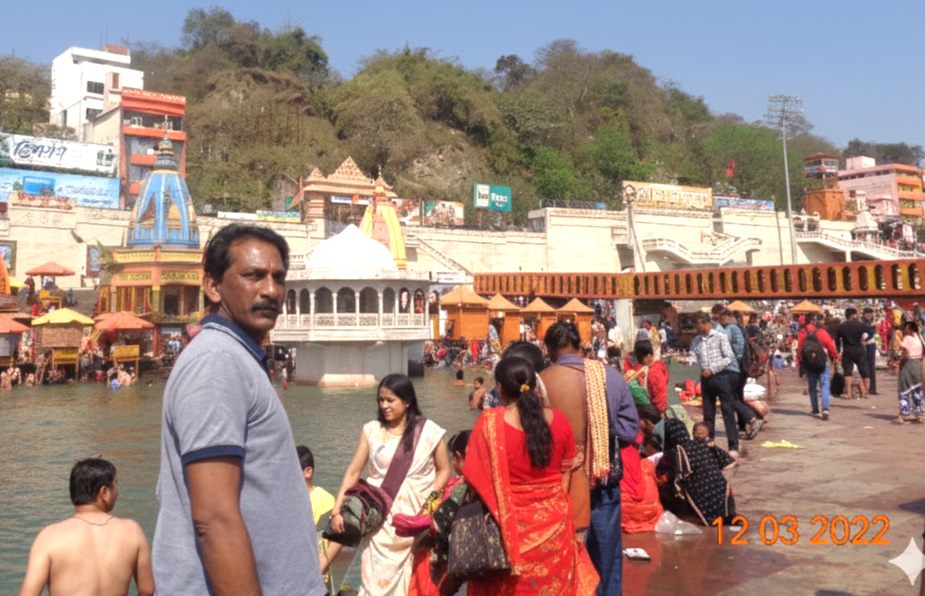 people, temples, colors, all blend into one classic Haridwar scene.